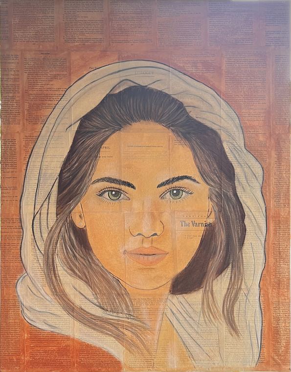 Gemaltes Portrait einer Frau mit hellem Tuch über dem Haar vor rostrotem Hintergrund aus alten Schriftseiten