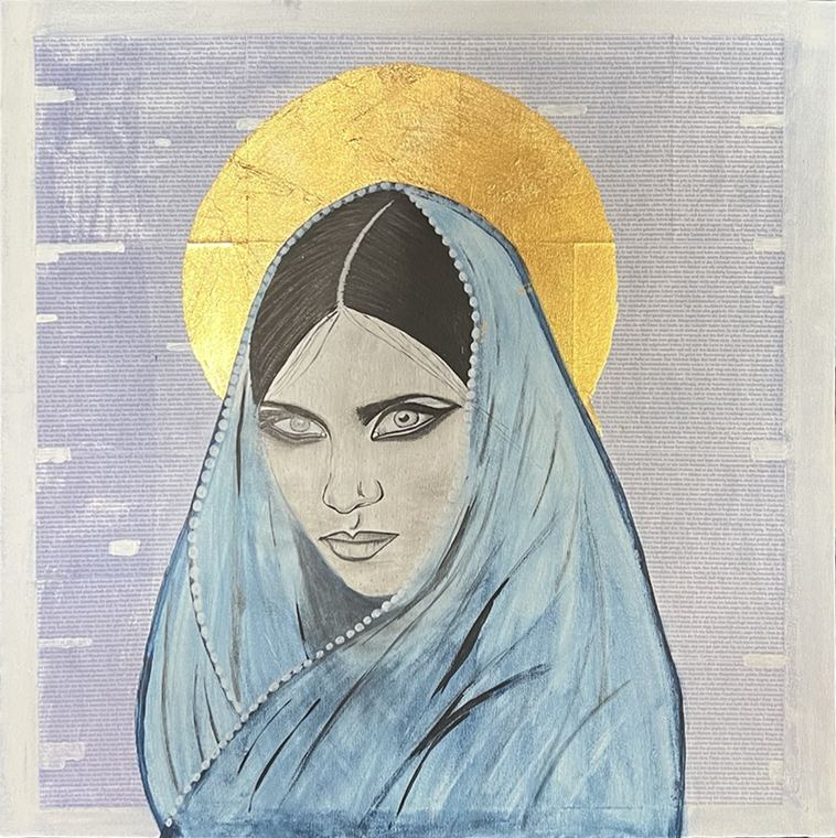Gemaltes Portrait einer Frau mit blauem Schleier vor einem goldenen Kreis und einem Hintergrund aus Schrift